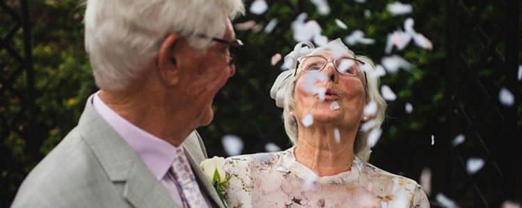 Cómo organizar una boda de oro o de plata sencilla