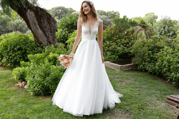 Vestido de novia de primavera con detalles florales