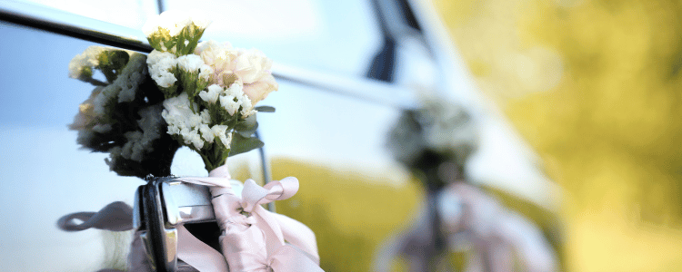 ¿Cómo hacer adornos para el coche de boda caseros